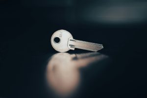 北広島の空き家を放置するリスクと売却のメリット🏚️💡
